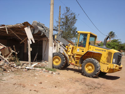 Prefeitura de Maratazes faz demolio de imveis 
