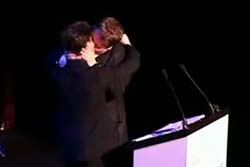 Astro de Harry Potter, Daniel Radcliffe ganha beijo gay .