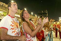 Luma de Oliveira aparece no carnaval com ex-namorado.