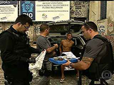 Policiais so presos acusados de receber dinheiro do trfico no RJ  