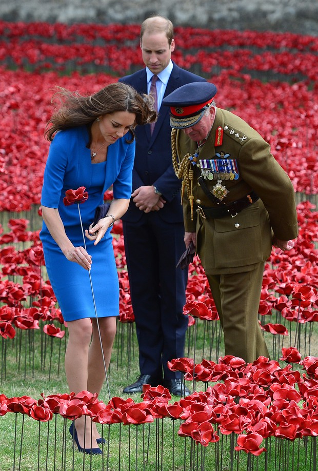 Kate Middleton visita homenagem a mortos na guerra