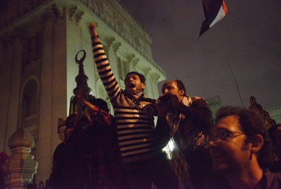 Mursi volta a palcio presidencial do Egito aps noite de protestos
