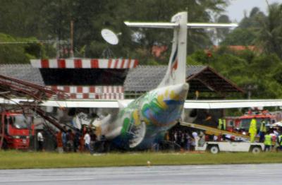 Avio bate em torre de aeroporto na Tailndia e mata um