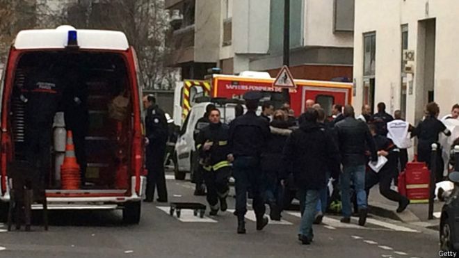 Ataque a revista mata pelo menos 12 em Paris