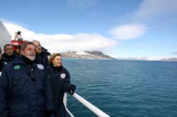 Lula chega de helicptero a navio ancorado na Antrtida.