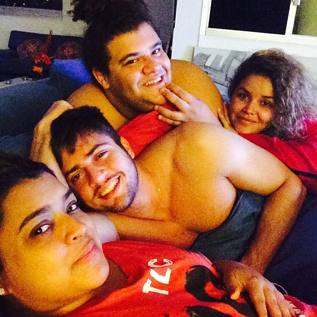Preta Gil posta foto na cama com o noivo e mais dois amigos