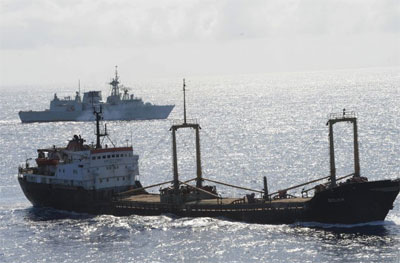 Indstria pede navios de guerra para conter piratas 