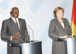 Merkel e Santos querem aprofundar relaes Alemanha-Angola