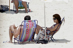 Nvea Stelmann passa a sexta-feira de sol na praia da Barra.