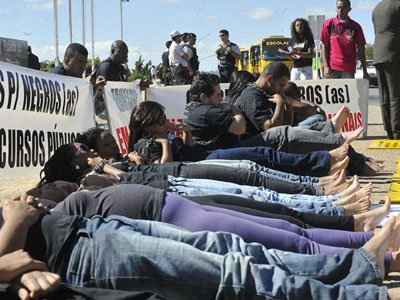 Grupo ligado ao movimento negro se acorrenta em frente ao Planalto