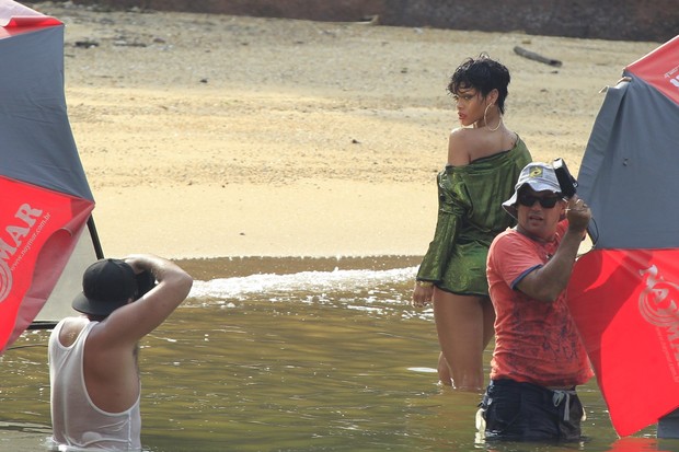 Rihanna fotografa para revista com os seios de fora