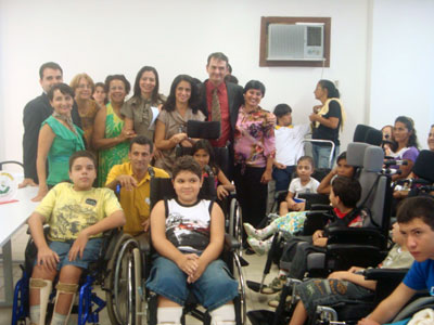 APAE de Maratazes faz entrega de cadeiras de roda