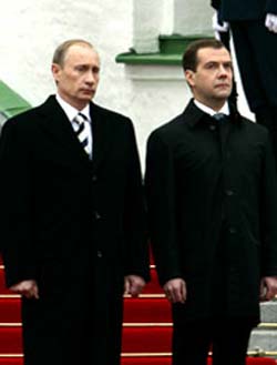 Sob olhares de Putin, Medvedev assume a presidncia 