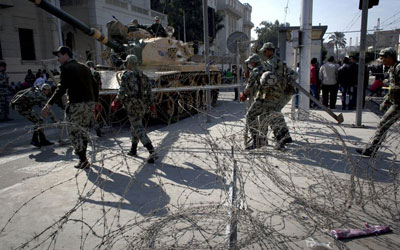 Aps choques, tanques so posicionados ao redor de palcio presidencial do Egito