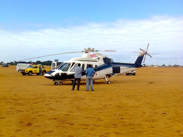 Helicptero faz pouso de emergncia em Maca, RJ