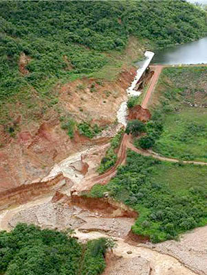 Rompimento de barragem no PI desaloja pelo menos 800 famlia