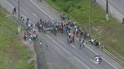 Terceirizados da Refinaria Abreu e Lima protestam em rodovia
