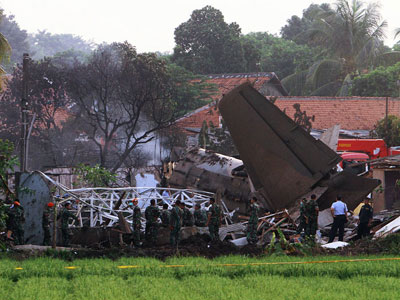 Avio cai em bairro residencial na Indonsia e provoca pelo menos seis mortes