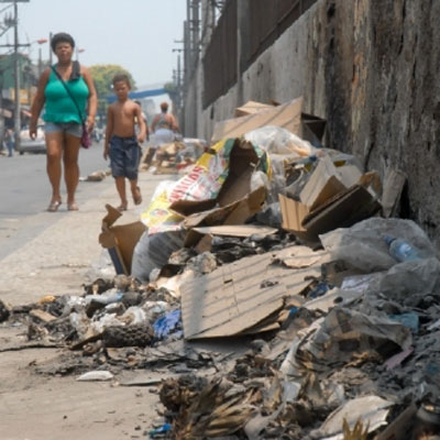 No 1 dia de fiscalizao, 110 levam multa no Rio por jogar lixo no cho