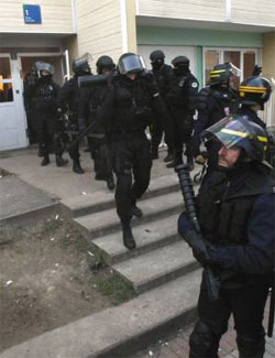Trinta e trs detidos em operao policial ao norte de Paris