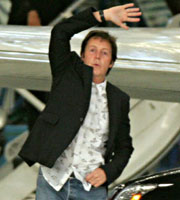 Feliz: Paul McCartney apresenta namorada aos amigos