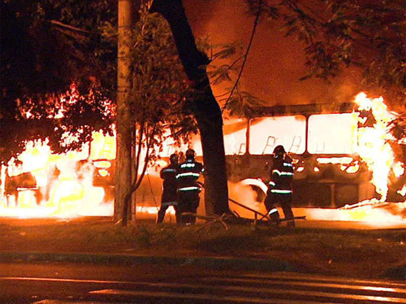 Assassinato e nibus incendiados marcam noite violenta em Ribeiro