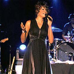 Whitney Houston retoma a carreira aps briga da justia