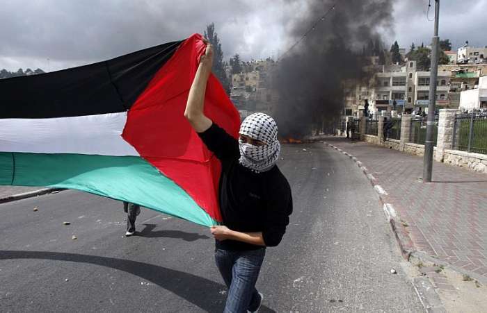 Palestinos atacam edifcio ocupado por colonos judeus
