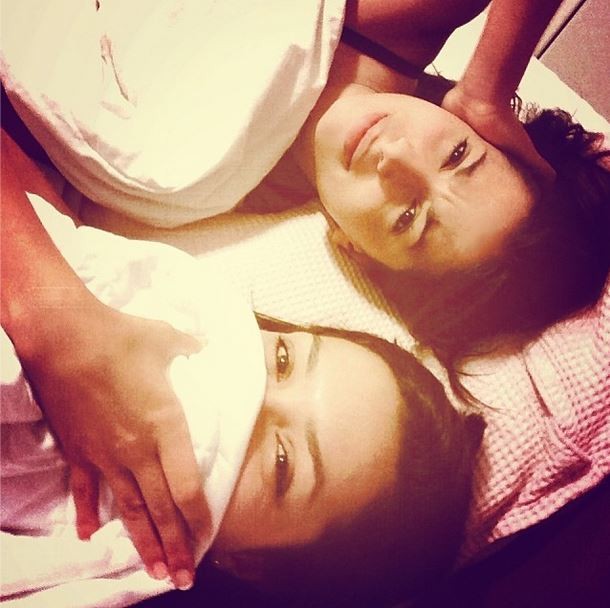 Anitta posta foto na cama e brinca: 