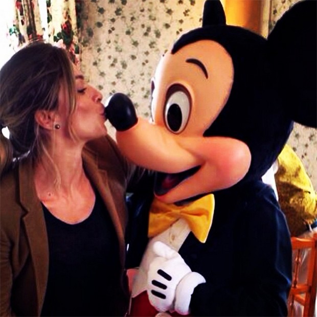Grazi Massafera beija Mickey Mouse em viagem e brinca: 