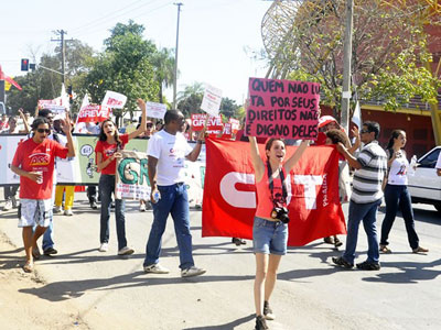 Em greve h 84 dias, professores protestam em frente  Arena