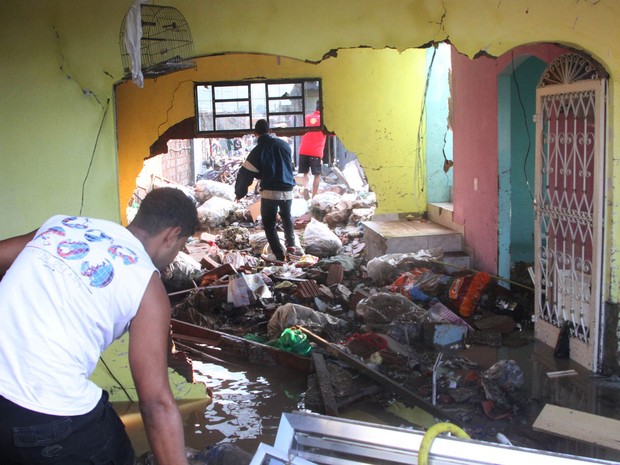 Inundao por rompimento de adutora mata criana e fere 13 no Rio