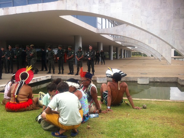 ndios protestam contra projetos de demarcao em frente ao Planalto