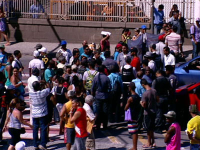 Manifestantes protestam por moradias e fecham trnsito em Vitria