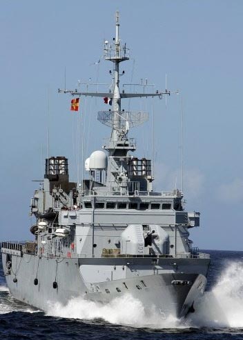 Air France: navio militar francs encontra um corpo no Atlntico