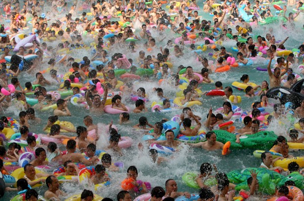 Por causa de onda de calor, chineses superlotam piscina