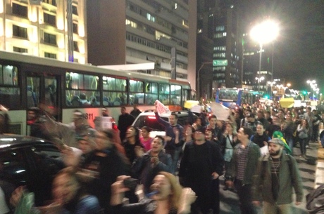 Manifestantes fecham a avenida Paulista