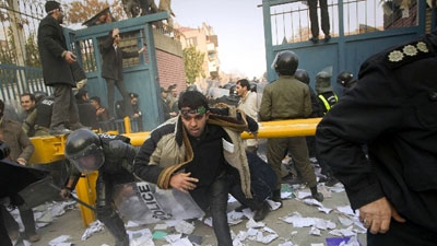 Manifestantes invadem embaixada britnica em Teer