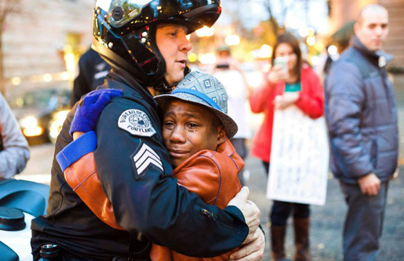 Abrao de jovem e policial vira hit aps tenses em Ferguson