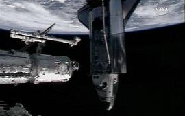 Endeavour se acopla  Estao Espacial Internacional