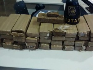Mais de 30 tabletes de droga so achados em escadaria de Vit