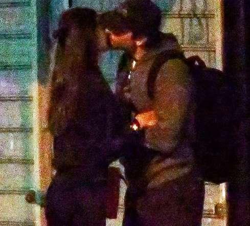 Bradley Cooper e Irina Shayk so flagrados aos beijos