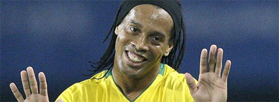 Ronaldinho evita falar em revanche, mas admite estar feliz 