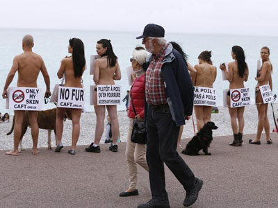 Manifestantes nus protestam contra uso de peles de animais sem roupas