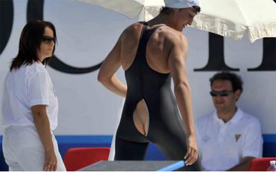 Mai da nadadora italiana Flavia Zoccari rasga antes da prova