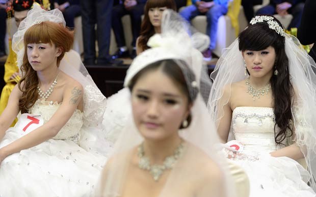 Maquiadores competem na China transformando homens em mulheres