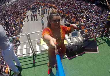 Preta Gil usa pau de selfie de 3m para fotografar o seu bl