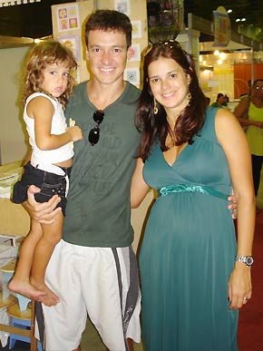 Rodrigo Faro e a mulher fazem compras para o beb.