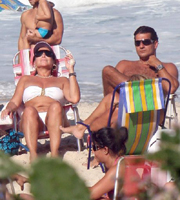 Relax: Susana Vieira curte praia com o marido
