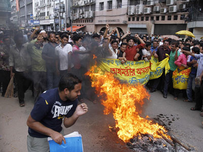Investidores entram em confronto com a polcia em Bangladesh